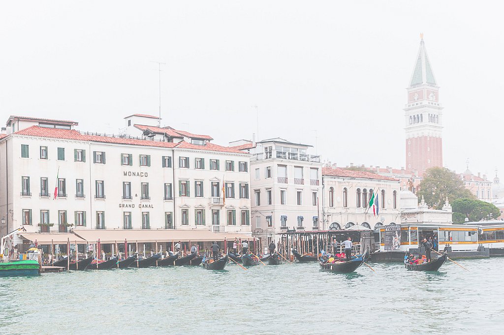 6 - GONDOLE E CLIENTI TRA LA NEBBIA DEL GRAN CANAL.jpg